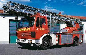 DLK 23-12 Mercedes-Benz 1419/1422 Fire Engine 1/24 Bombeiro Kit Para Montar Revell 07504